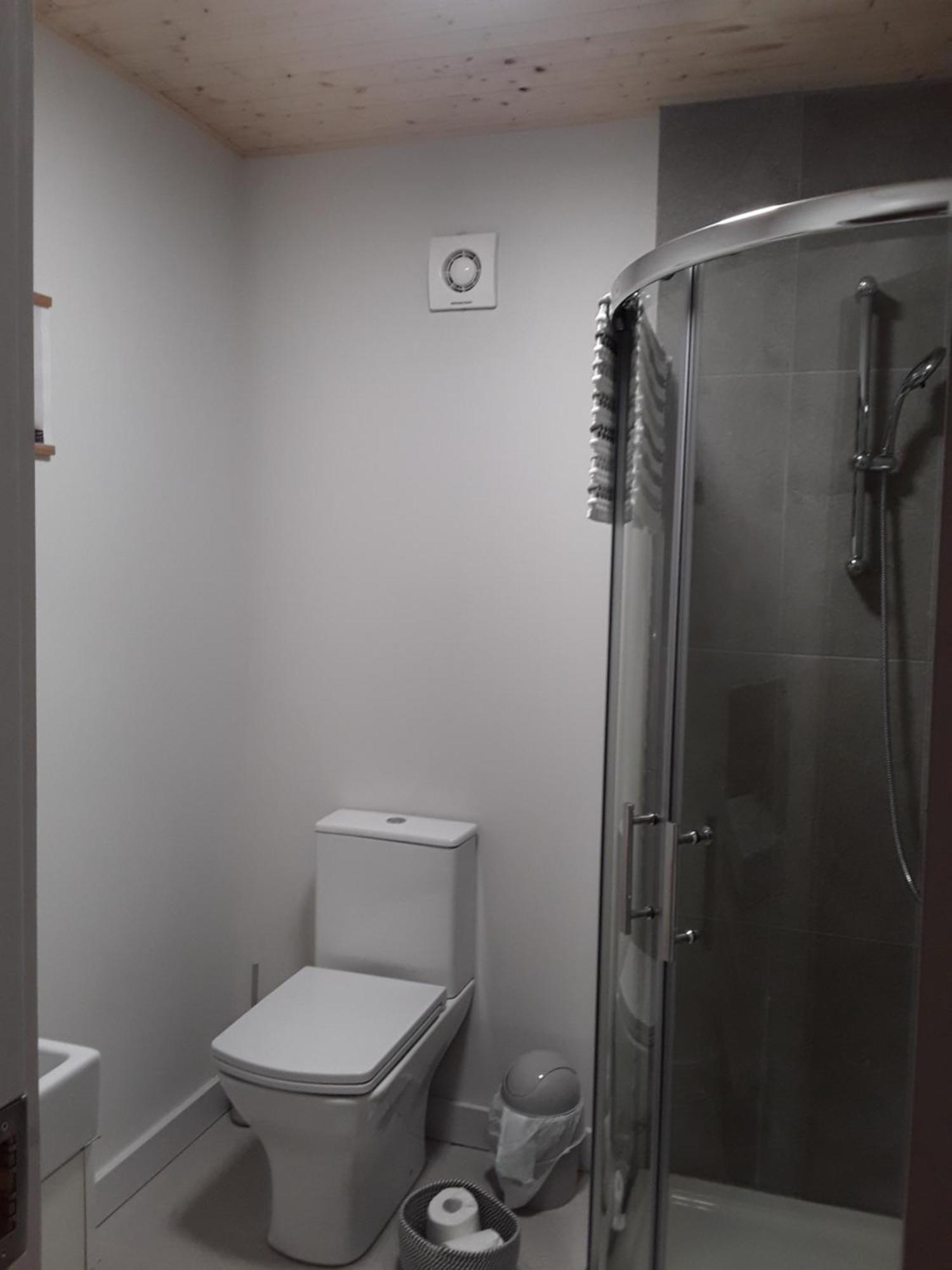 The Lodge Guesthouse Brittas Экстерьер фото