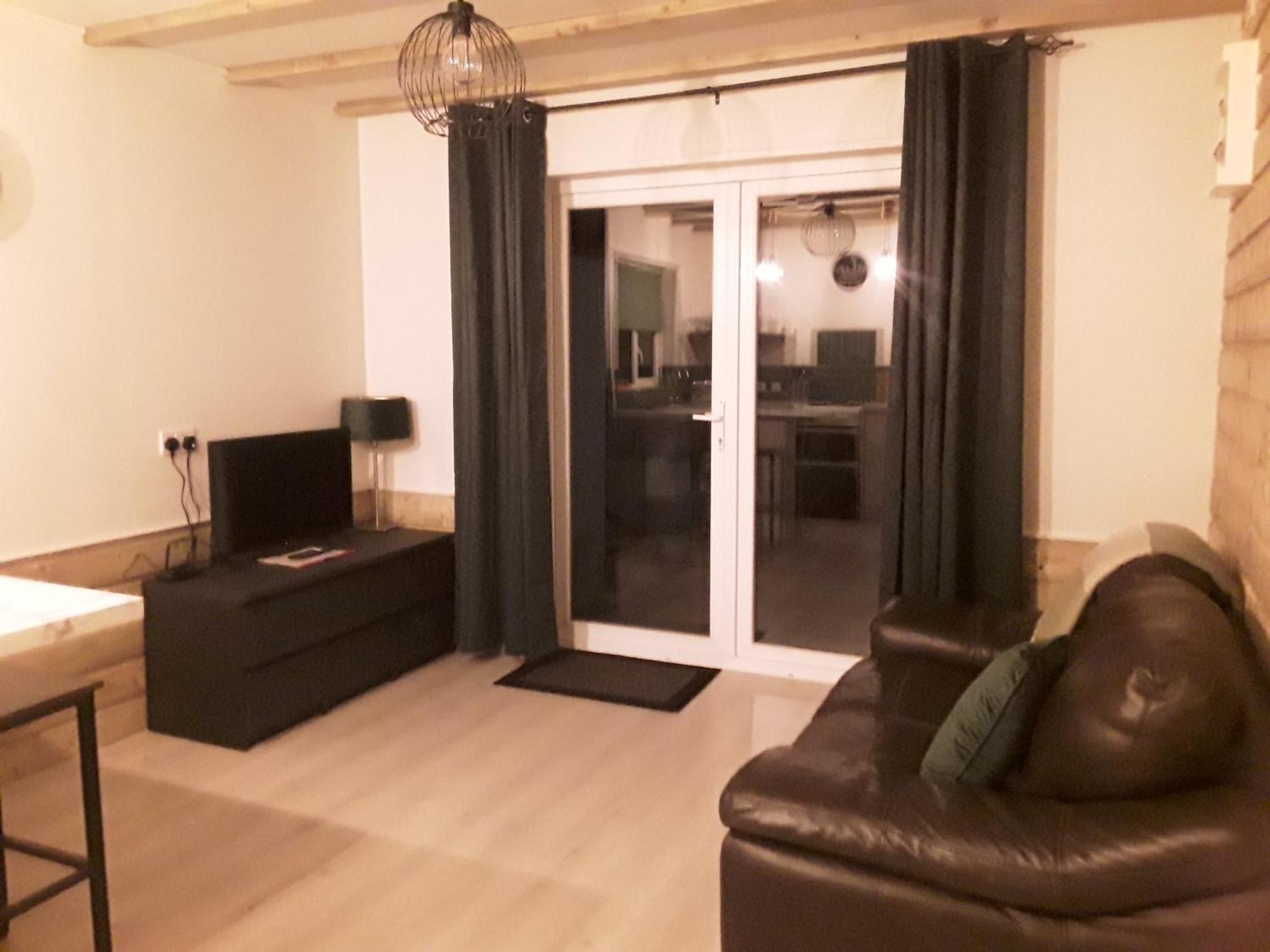 The Lodge Guesthouse Brittas Экстерьер фото