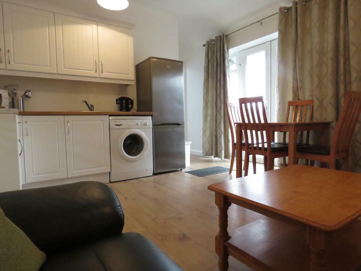 The Lodge Guesthouse Brittas Экстерьер фото