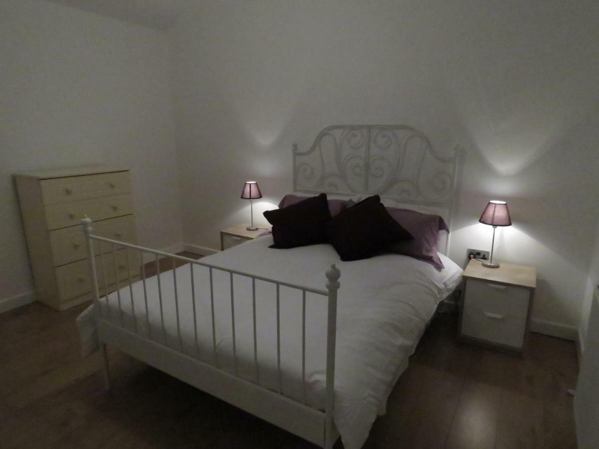 The Lodge Guesthouse Brittas Экстерьер фото