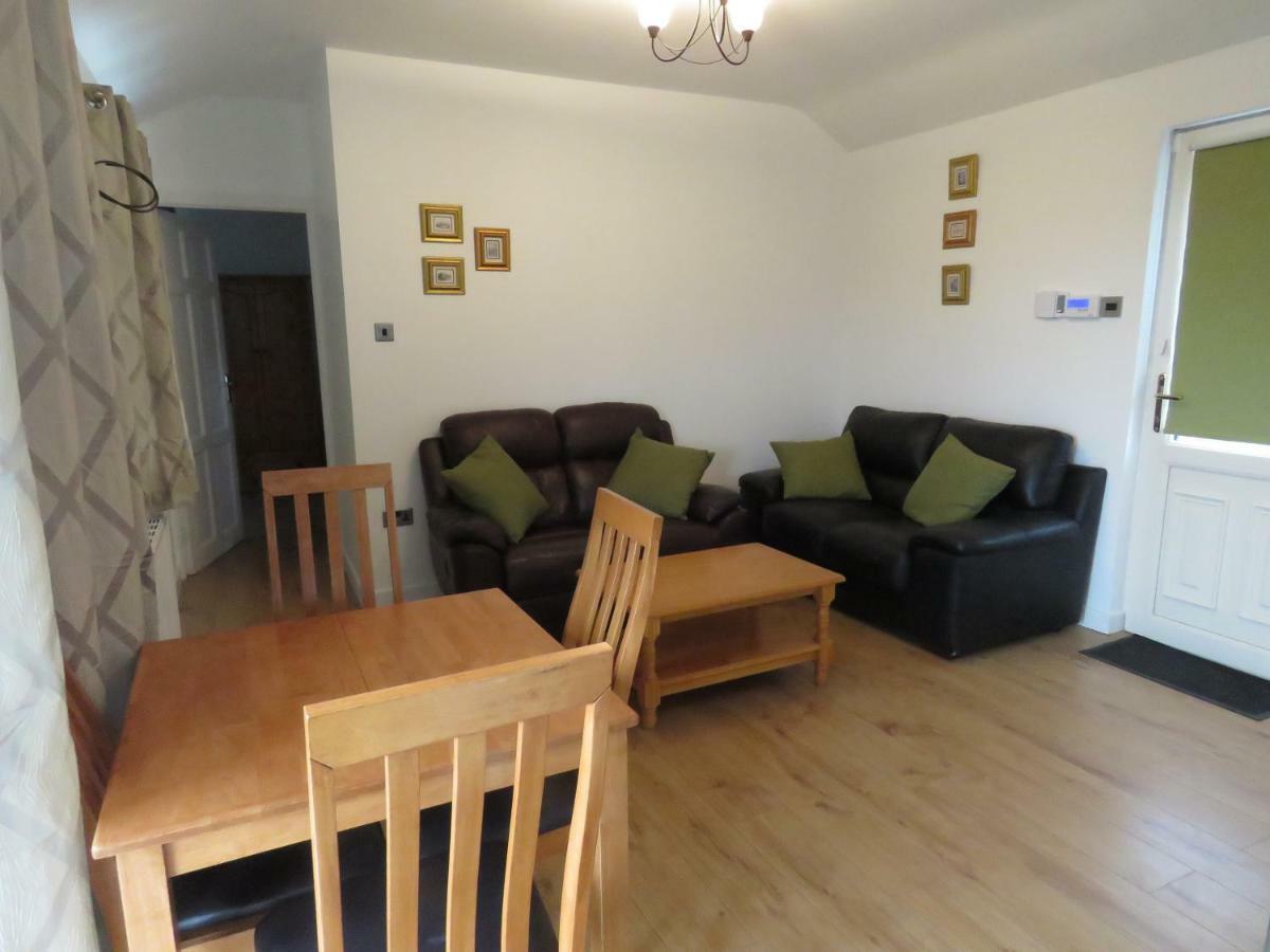 The Lodge Guesthouse Brittas Экстерьер фото