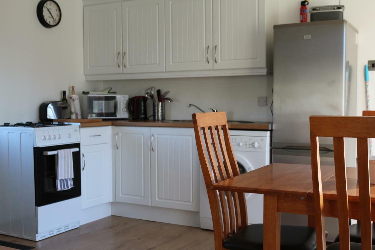The Lodge Guesthouse Brittas Экстерьер фото