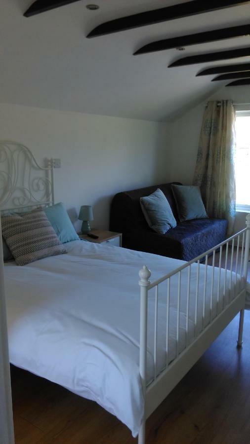 The Lodge Guesthouse Brittas Экстерьер фото